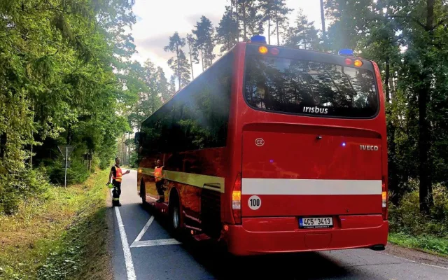 U Tábora se srazil autobus plný dětí s osobním autem. Jeden člověk zemřel