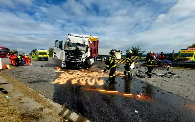 Na D3 u Tábora se srazily dva kamiony. Dálnice je uzavřená