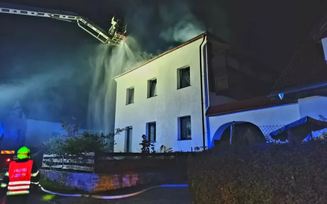 Hasiče zaměstnal požár rodinného domu na Prachaticku. Škoda je kolem dvou milionů korun