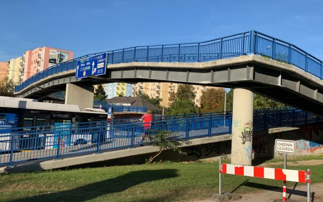 Opravu lávky na sídlišti Vltava město odkládá. Je v horším stavu
