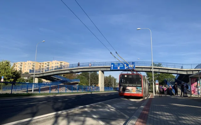 Opravu lávky na sídlišti Vltava město odkládá. Je v horším stavu