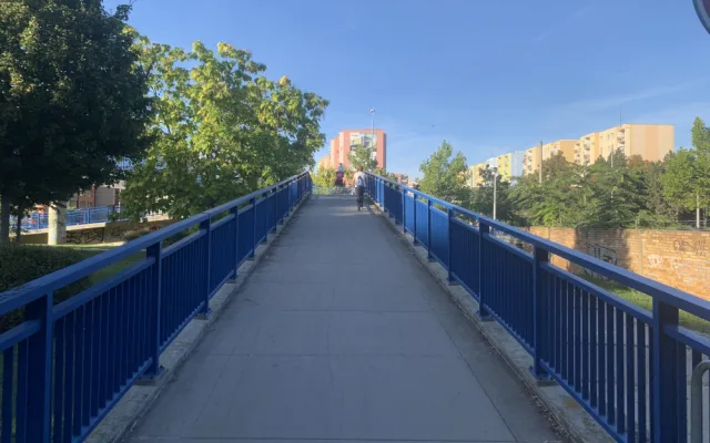 Opravu lávky na sídlišti Vltava město odkládá. Je v horším stavu