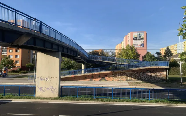 Opravu lávky na sídlišti Vltava město odkládá. Je v horším stavu