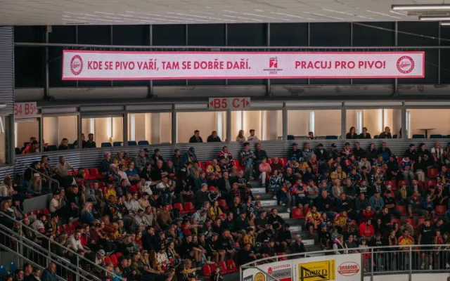Comeback Budvaru do výčepů uvnitř zimního stadionu potěšil kromě vedení Motoru a národního pivovaru i většinu fanoušků.