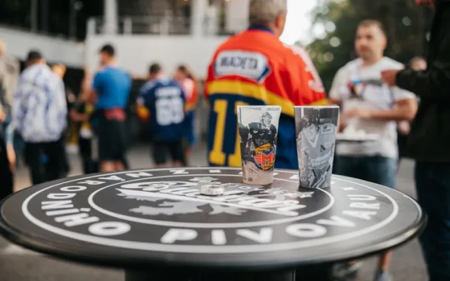 Comeback Budvaru do výčepů uvnitř zimního stadionu potěšil kromě vedení Motoru a národního pivovaru i většinu fanoušků.