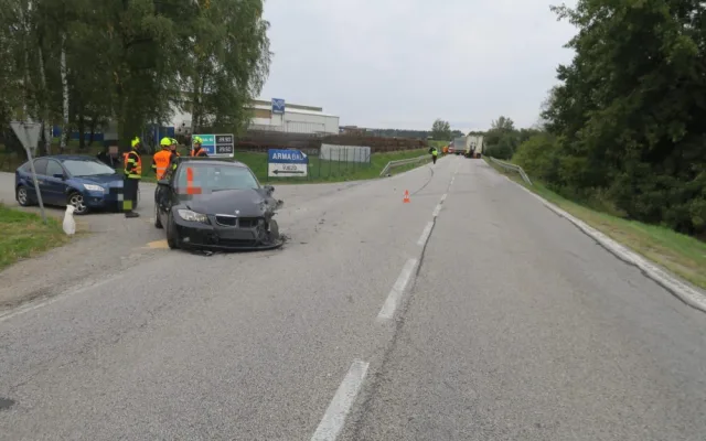 U Kaplice se srazily dvě auta a náklaďák