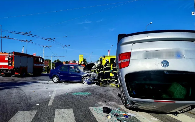V Českém Vrbném se srazila dvě osobní auta. Jedno začalo po střetu hořet