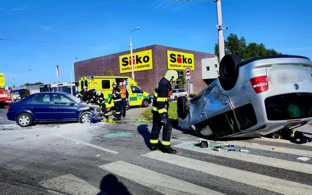 V Českém Vrbném se srazila dvě osobní auta. Jedno začalo po střetu hořet