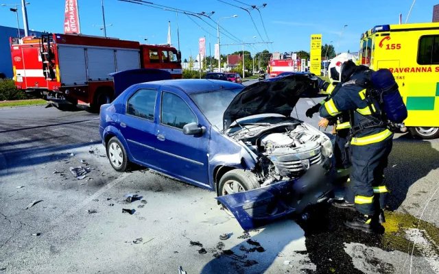V Českém Vrbném se srazila dvě osobní auta. Jedno začalo po střetu hořet