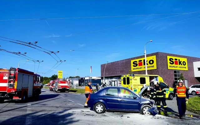 V Českém Vrbném se srazila dvě osobní auta. Jedno začalo po střetu hořet