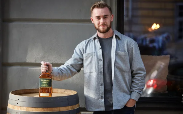 Globální ambasador Tullamore DEW je místní. Pokud budete mít štěstí, destilérkou Vás provede právě on