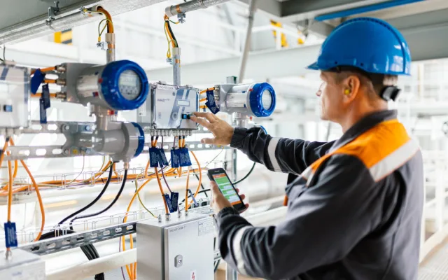 Kontrola parametrů ve strojovně vyvedení tepla v areálu elektrárny1
