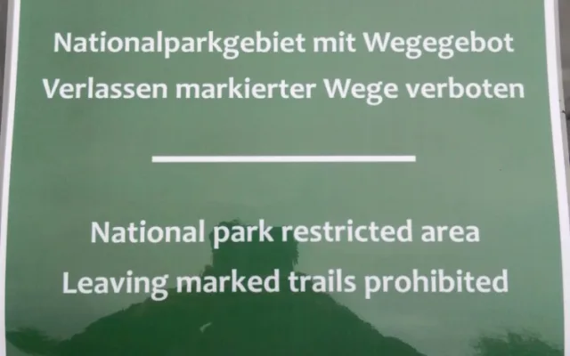 Turisté chodili i kam neměli. V centrální části NP Šumava platí nově omezení vstupu do jádrového území tetřeví populace