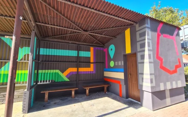 Dopravní podnik nechal konečné zastávky vylepšit graffiti