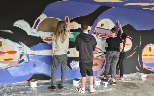 Dopravní podnik nechal konečné zastávky vylepšit graffiti