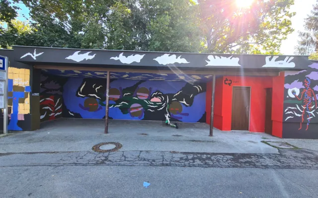 Dopravní podnik nechal konečné zastávky vylepšit graffiti