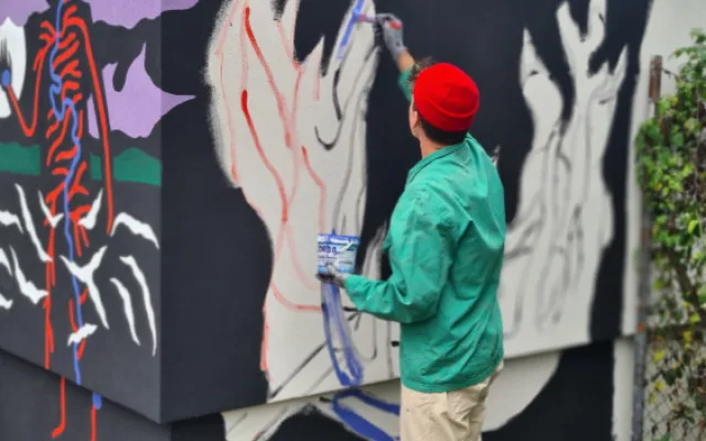 Dopravní podnik nechal konečné zastávky vylepšit graffiti