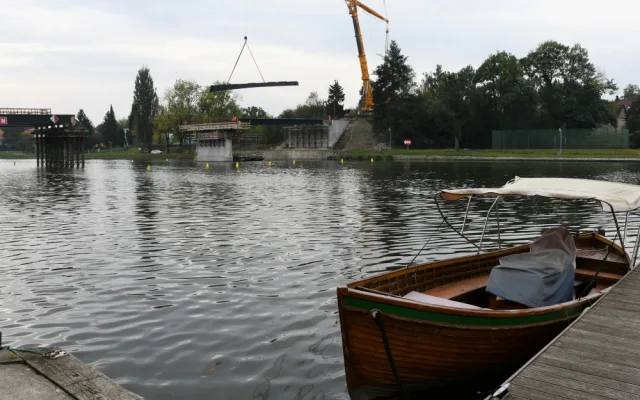 FOTO: Výstavba mostu v Týně nad Vltavou pokračuje