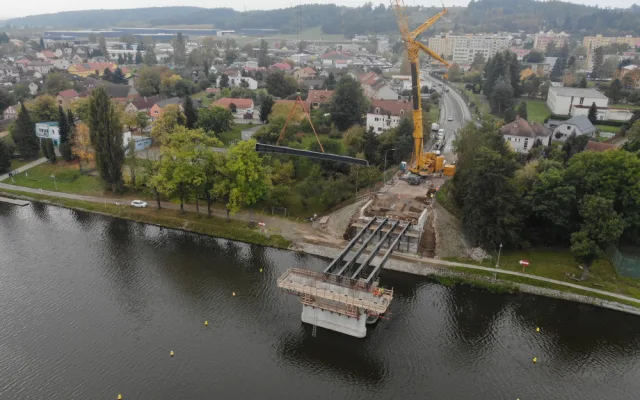 FOTO: Výstavba mostu v Týně nad Vltavou pokračuje
