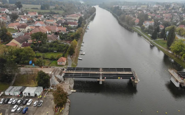 FOTO: Výstavba mostu v Týně nad Vltavou pokračuje