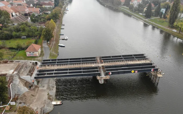 FOTO: Výstavba mostu v Týně nad Vltavou pokračuje