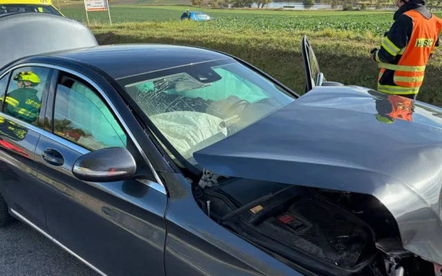 Další nehoda uzavřela v neděli dopoledne hlavní tah do Krumlova. U Kosova se čelně srazila dvě auta