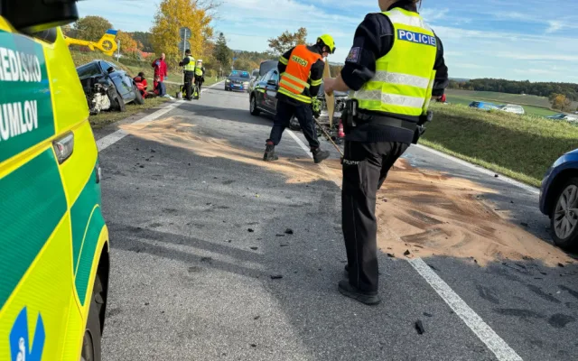 Další nehoda uzavřela v neděli dopoledne hlavní tah do Krumlova. U Kosova se čelně srazila dvě auta