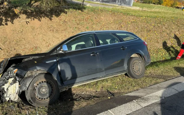 Další nehoda uzavřela v neděli dopoledne hlavní tah do Krumlova. U Kosova se čelně srazila dvě auta