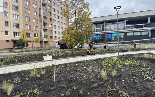 Revitalizace náměstí u KD Vltava spěje ke konci. Závlahu zeleně bude řídit automat