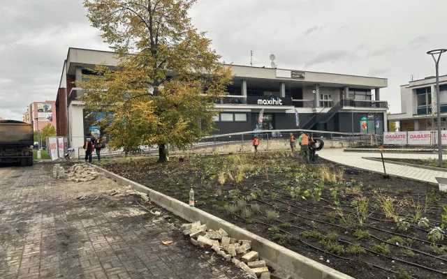 Revitalizace náměstí u KD Vltava spěje ke konci. Závlahu zeleně bude řídit automat