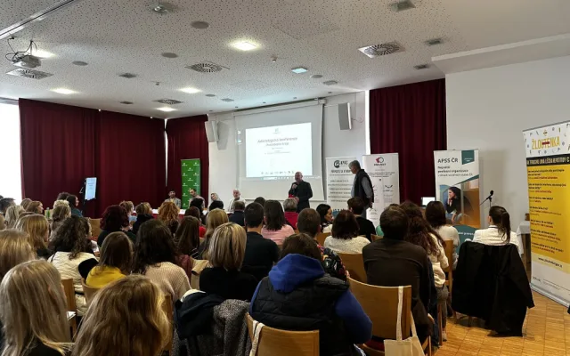Adiktologická konference Jihočeského kraje ukázala nové výzvy v léčbě závislostí