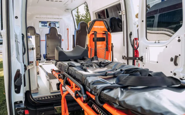 Českobudějovická nemocnice dostala od partnerů dva nové sanitní vozy
