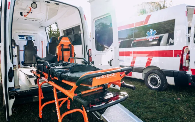 Českobudějovická nemocnice dostala od partnerů dva nové sanitní vozy