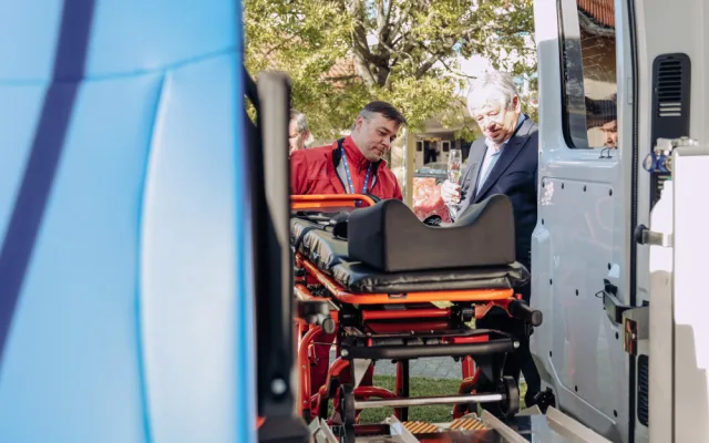 Českobudějovická nemocnice dostala od partnerů dva nové sanitní vozy