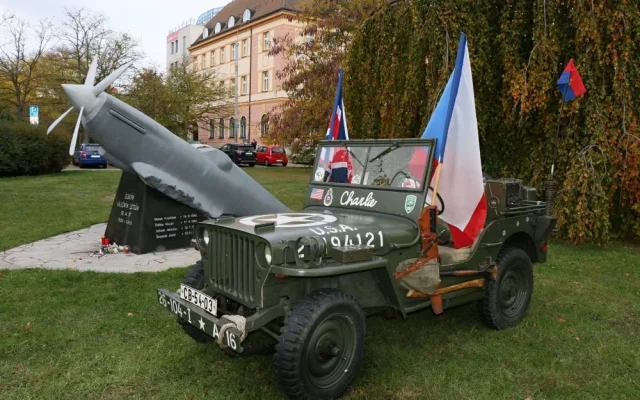 Pietní akt v Českých Budějovicích u památníku letců RAF