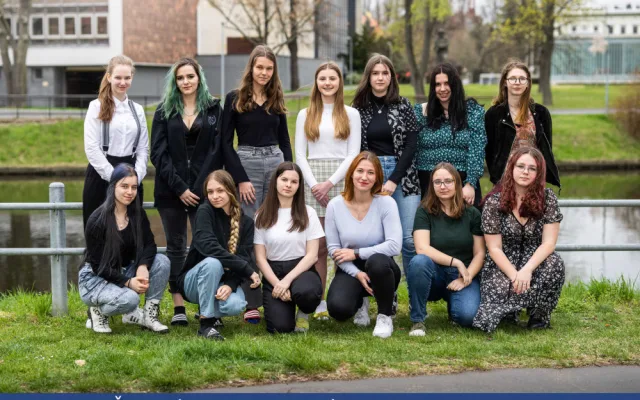 Holky a technika - SPŠ Dukelská toto spojení sedí
