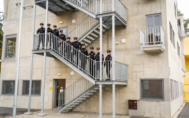 Ze života policejních nováčků, kde už během prvních dnů o akci není nouze