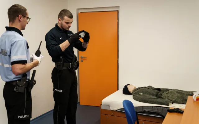 Ze života policejních nováčků, kde už během prvních dnů o akci není nouze