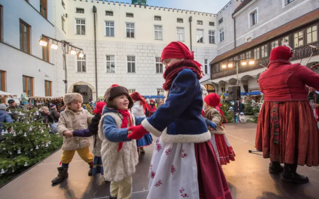 Začíná budějovický advent. Nasvícená zoo láká tisíce návštěvníků, vánoční atmosféru navodí i na výstavišti
