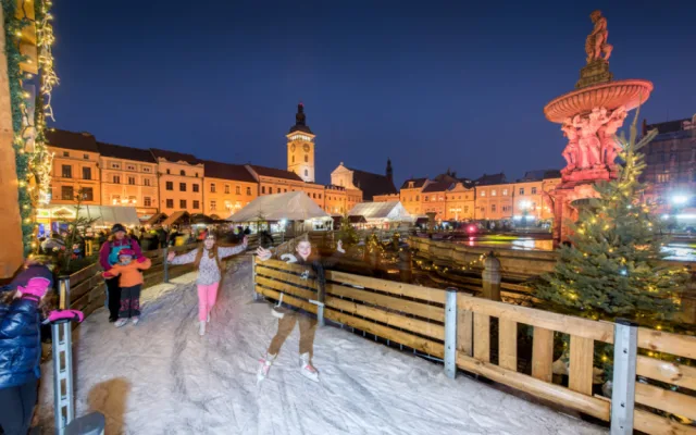 Začíná budějovický advent. Nasvícená zoo láká tisíce návštěvníků, vánoční atmosféru navodí i na výstavišti