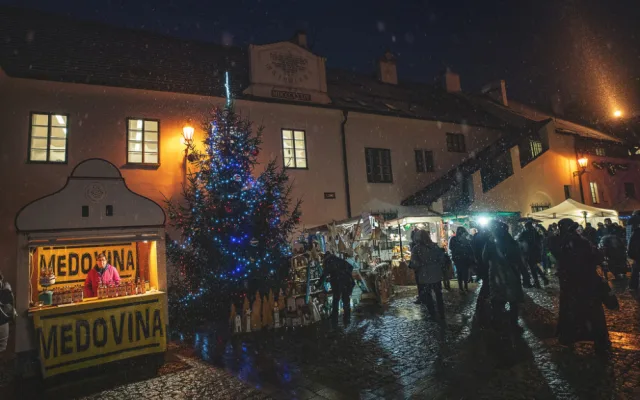 Adventní trhy pod Rumpálem krátí čekání na Vánoce
