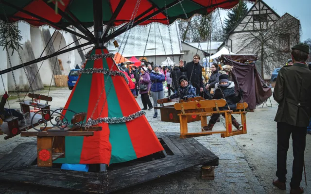 Adventní trhy pod Rumpálem krátí čekání na Vánoce
