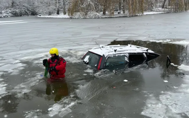 Sníh komplikuje dopravu v kraji. V Dolním Bukovsku skončilo auto v rybníku