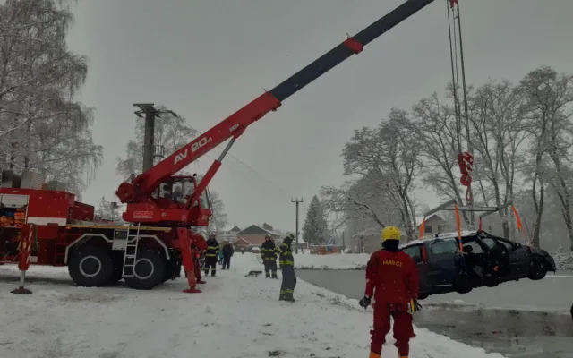 Sníh komplikuje dopravu v kraji. V Dolním Bukovsku skončilo auto v rybníku