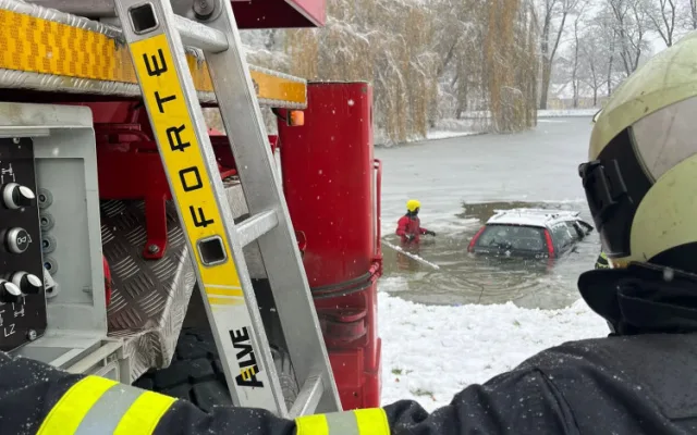 Sníh komplikuje dopravu v kraji. V Dolním Bukovsku skončilo auto v rybníku