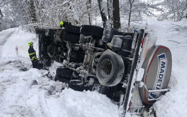 Na Táborsku havarovala cisterna s mlékem.