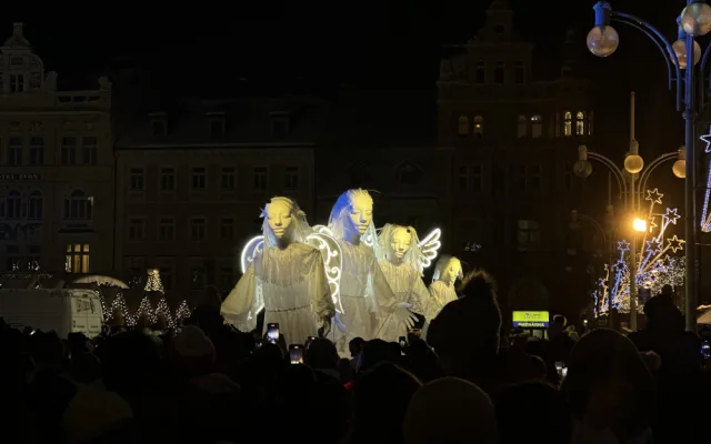 Z nasvícené Černé věže se snesl anděl. Na zemi ho doprovodilo pět obřích loutek