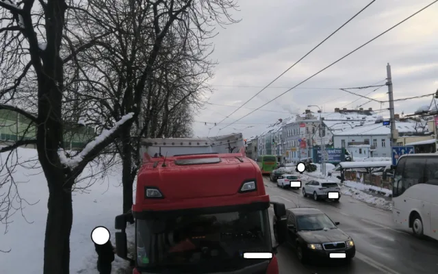 Řidič s kamionem vjel pod viadukt a vůz poškodil. Měl navíc ojeté gumy a porušil dobu jízdy