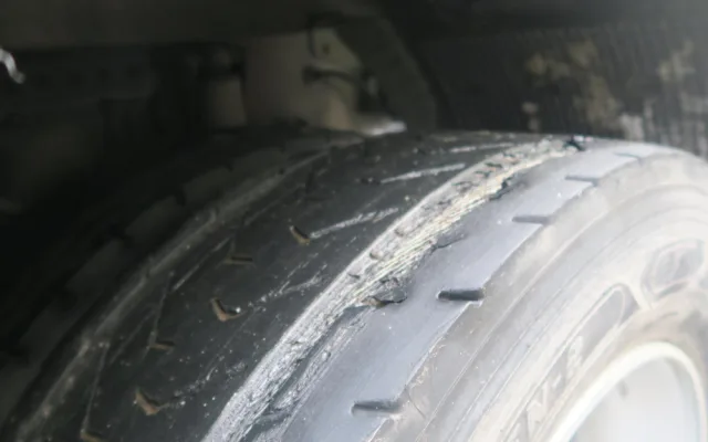 Řidič s kamionem vjel pod viadukt a vůz poškodil. Měl navíc ojeté gumy a porušil dobu jízdy