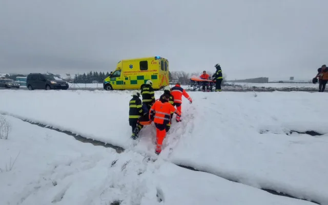 Nehoda na obchvatu Chýnova. Hasiči museli řidičku z auta vyprostit